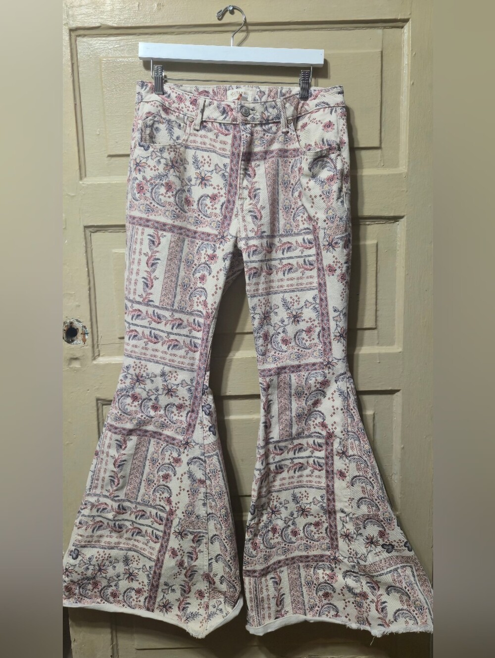 Shyanne High Rise Paisley Americana Print Flare Jeans Size: 34